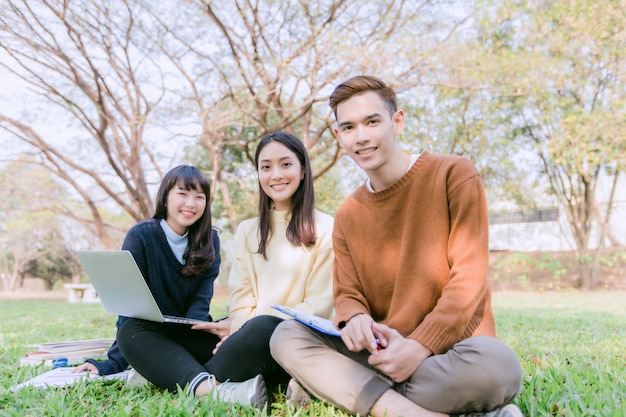 Étudiants du groupe Sourire et s&#39;amuser Il est également utile de partager des idées dans le travail et le projet. Et aussi rev