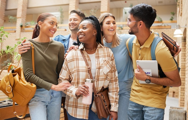 Étudiants et groupe d'amis à l'université se préparent à apprendre Bourses d'études et hommes et femmes heureux ensemble sur le campus de l'école ou à l'université pour parler ou converser