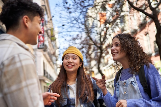 Étudiants heureux bavardant et riant ensemble