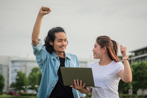 Étudiants heureux de femme d'homme à l'université