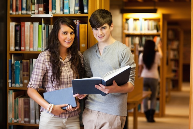 Étudiants intelligents avec un livre