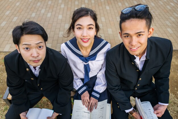 Étudiants japonais réunis à l'extérieur