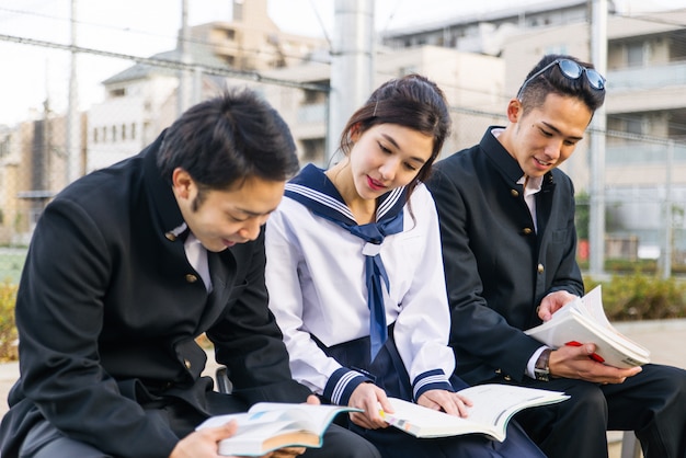 Étudiants japonais réunis à l'extérieur