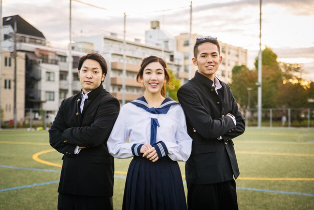 Étudiants japonais réunis à l'extérieur