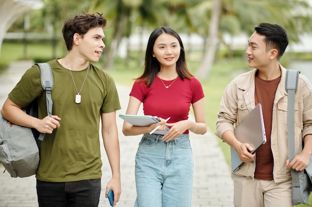 Étudiants marchant sur le campus