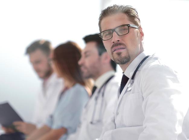 Étudiants en médecine assis dans une salle de conférence à l'université