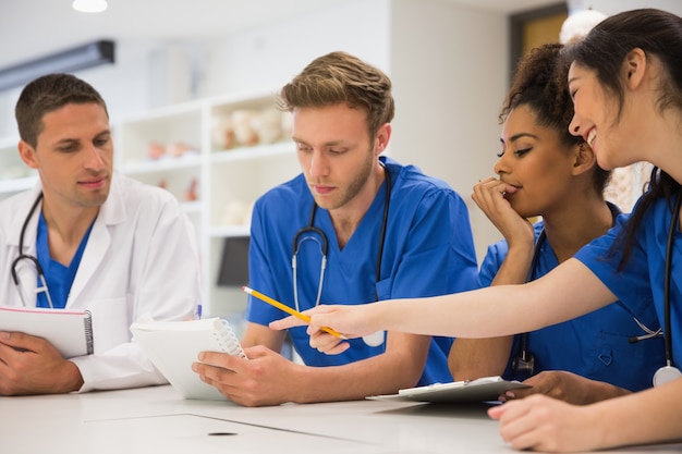 Étudiants en médecine assis et parlant