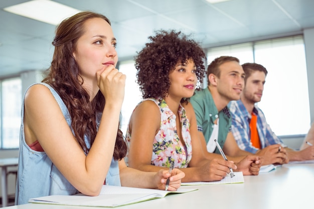 Étudiants de mode prenant des notes en classe