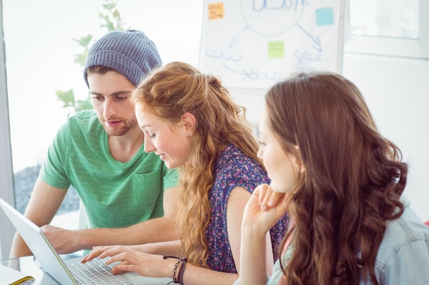 Étudiants de mode en regardant l&#39;ordinateur