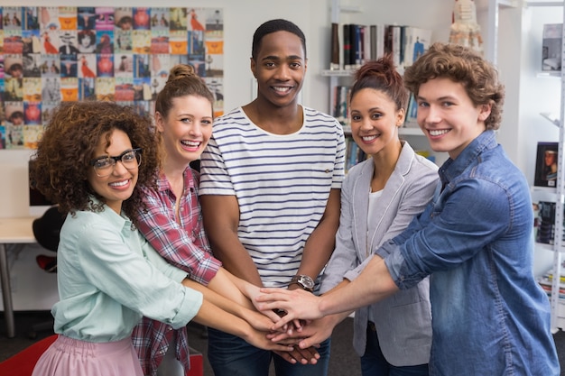 Étudiants de mode souriant à la caméra ensemble