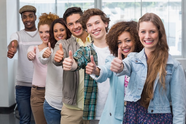 Étudiants de mode souriant à la caméra ensemble