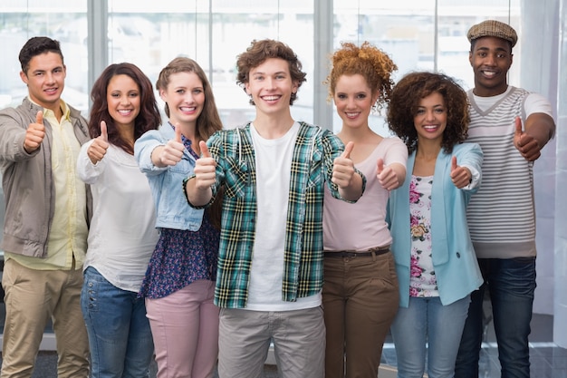 Étudiants de mode souriant à la caméra ensemble