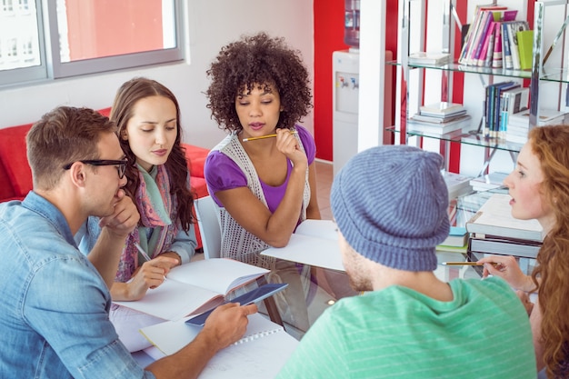 Étudiants en mode travaillant en équipe