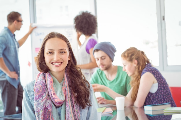 Étudiants en mode travaillant en équipe