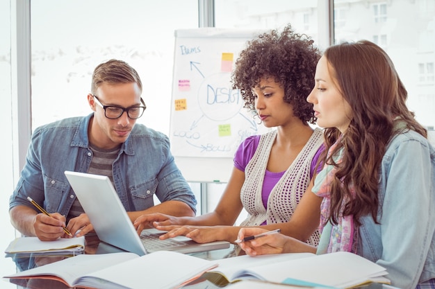 Étudiants de mode en utilisant un ordinateur