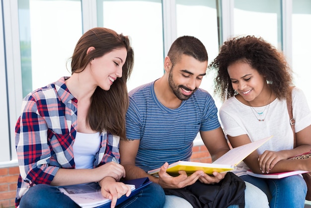 Étudiants partageant des notes sur le campus universitaire