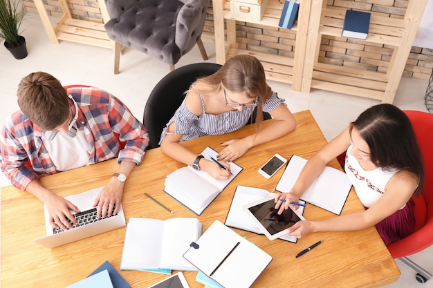 Étudiants qui étudient à la maison