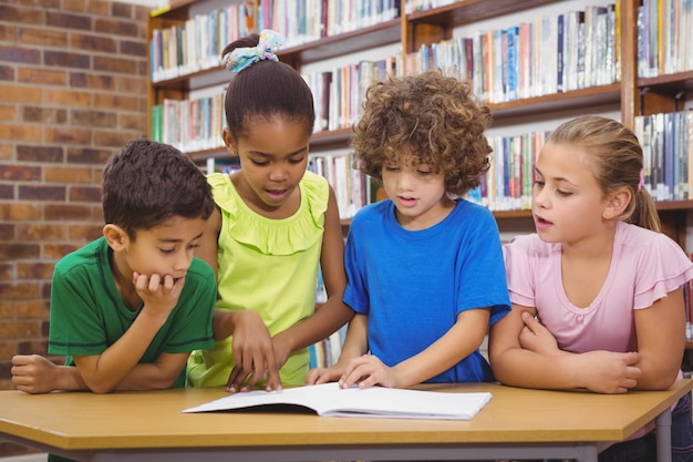 Étudiants qui lisent un livre d&#39;école