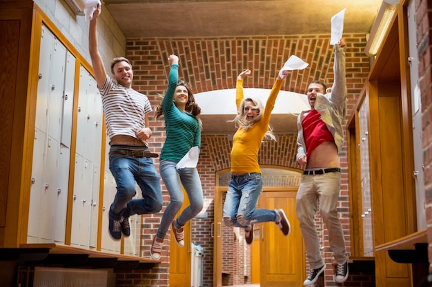 Étudiants sautant dans le couloir du collège