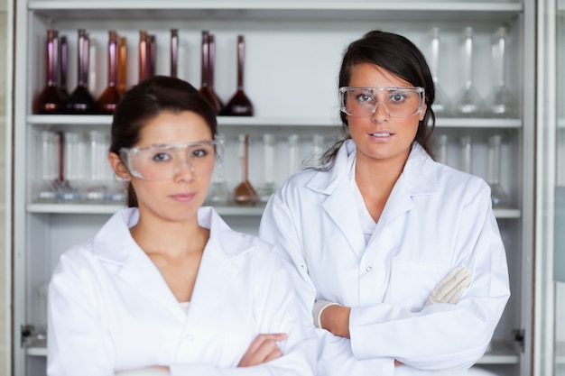 Étudiants de sciences féminines sérieuses posant