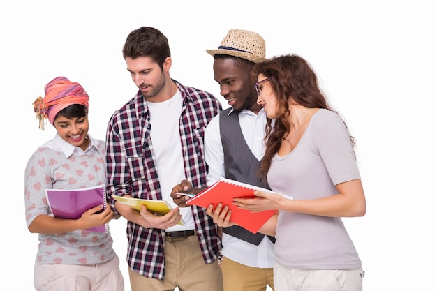 Étudiants souriants debout et interagir ensemble