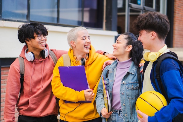 Étudiants souriants parlant et se tenant ensemble sur le campus