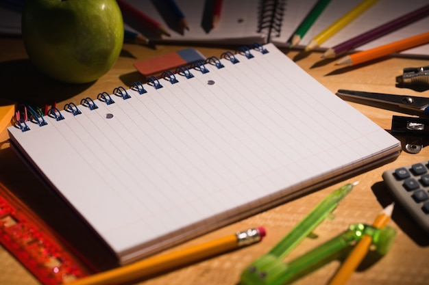 Étudiants table avec des fournitures scolaires