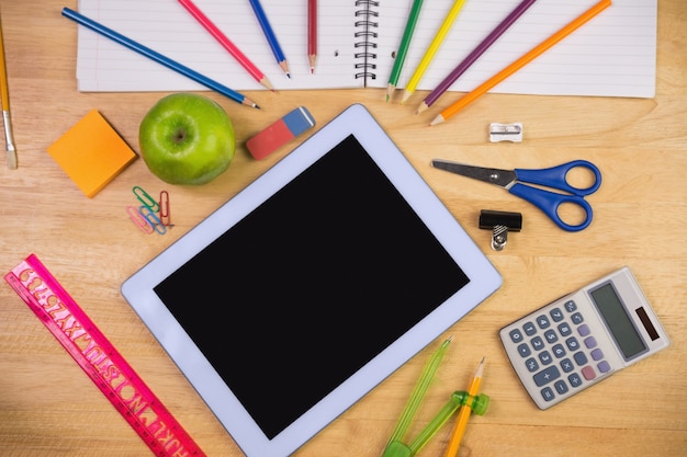 Étudiants table avec des fournitures scolaires