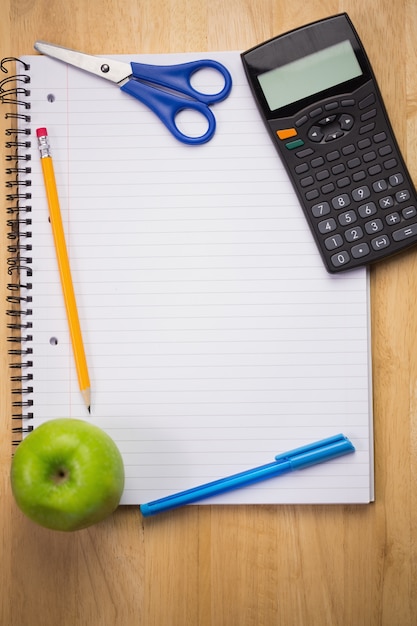 Étudiants table avec des fournitures scolaires