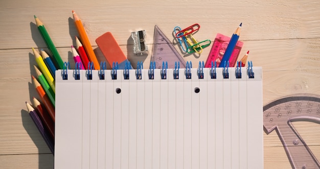 Étudiants table avec des fournitures scolaires