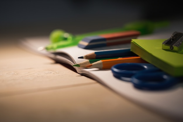 Étudiants table avec des fournitures scolaires