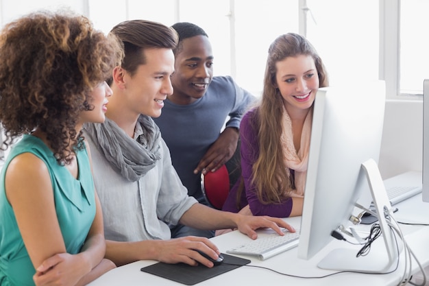 Étudiants travaillant dans une salle informatique