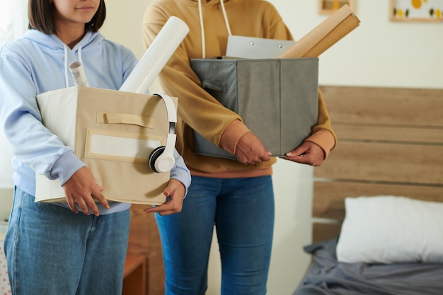 Étudiants universitaires déballant dans le dortoir