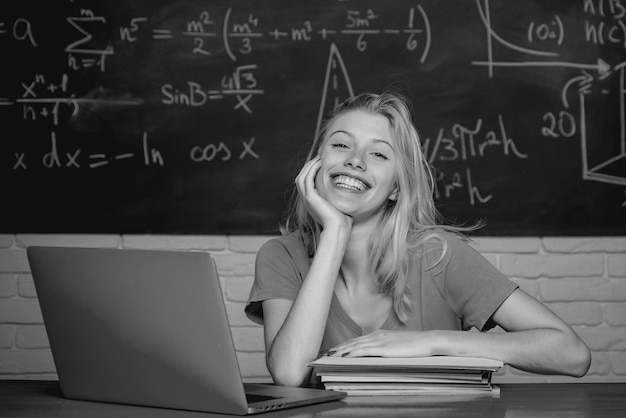 Étudiants universitaires étudiant l'éducation fille étudiante lisant une présentation sur l'étude de l'éducation sur ordinateur portable ab