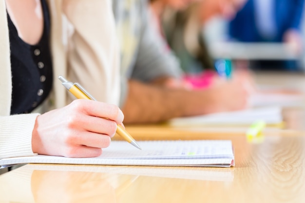 Étudiants universitaires qui rédigent un test ou un examen