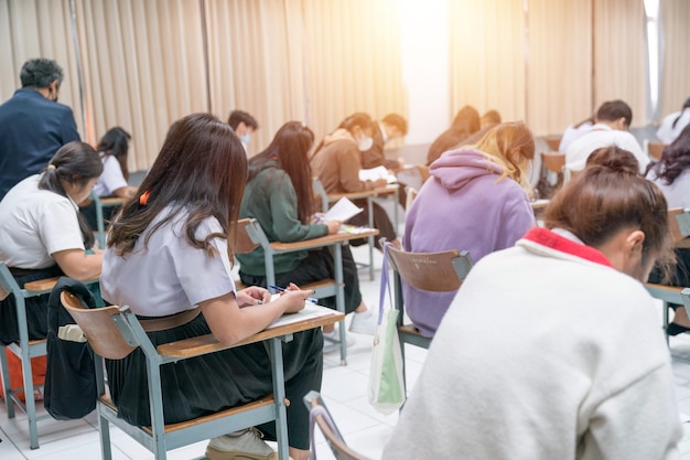 Étudiants universitaires se concentrant sur les examens en classe