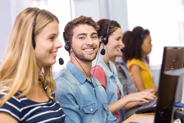 Étudiants utilisant des casques d&#39;écoute en cours d&#39;informatique