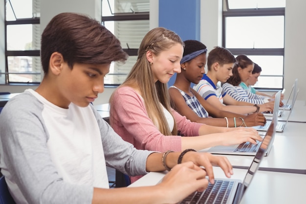 Étudiants utilisant un ordinateur portable en classe