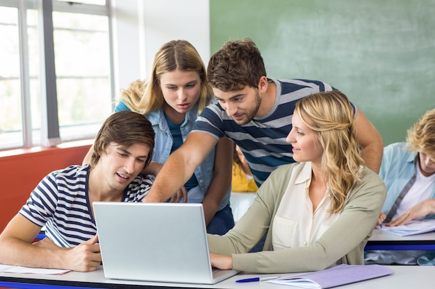 Étudiants utilisant un ordinateur portable en salle de classe