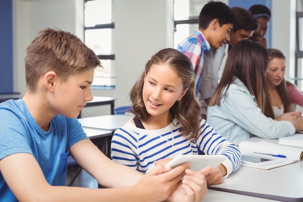 Étudiants utilisant une tablette numérique en classe