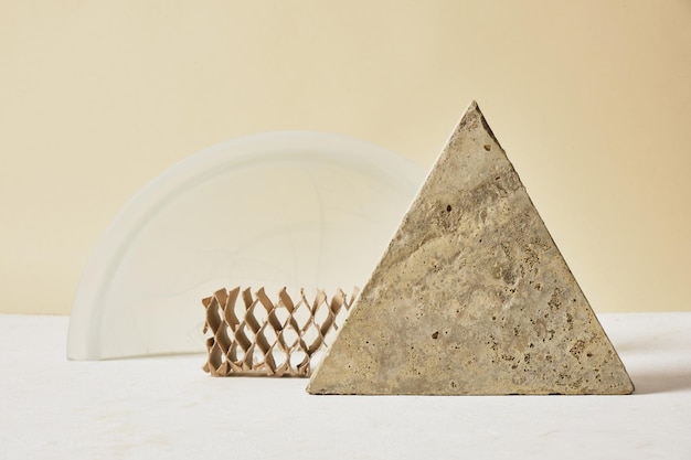 Tuile en béton en forme de carton triangle et une arche de verre sur fond clair