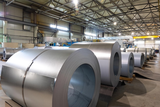 Tuile métallique pour toit dans la ligne de production de machines de formage métallique en usine. Bobines d'acier laminées à froid à l'usine. Notion industrielle.