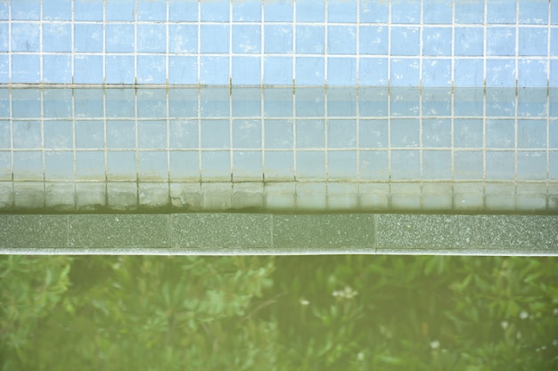 Tuile Sale Abstraite Avec Reflet Sur L'eau De La Piscine