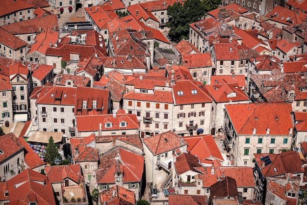 Tuile de toit rouge de la vieille ville européenne. Monténégro