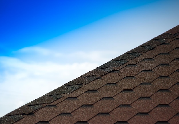 Tuiles de pyramide de toit avec le fond de ciel hd