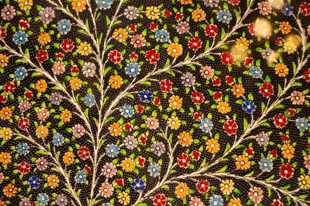 Tuiles turques faites à la main de style ottoman avec des motifs floraux en vue