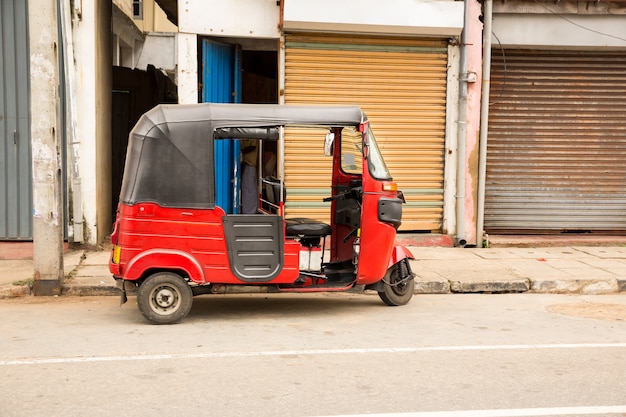 Tuk-tuk sur la route du Sri Lanka, vue latérale. Transport touristique traditionnel de Ceylan, taxi local