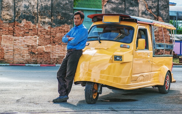 Tuk Tuk voiture touristique au parking en plein air au fond du vieux temple, Tuk Tuk est une voiture de taxi pour voyager dans la province d'Ayutthaya, Thaïlande