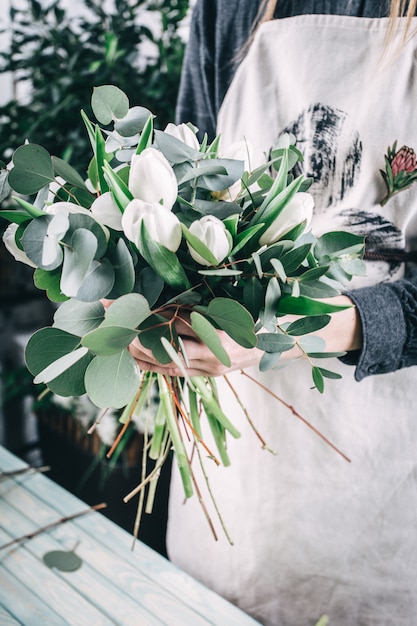 Tulipe blanche en bouquet de fleurs de mariées