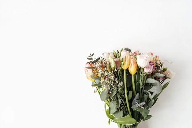 Tulipe, bouquet de fleurs d'eucalyptus sur blanc